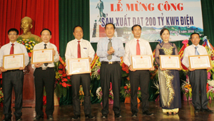 Đồng chí Nguyễn Văn Quang, Chủ tịch UBND tỉnh trao bằng khen cho các các tập thể, cá nhân Công ty Thủy điện Hòa Bình.

 


